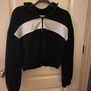 Hollister- pullover sweater
